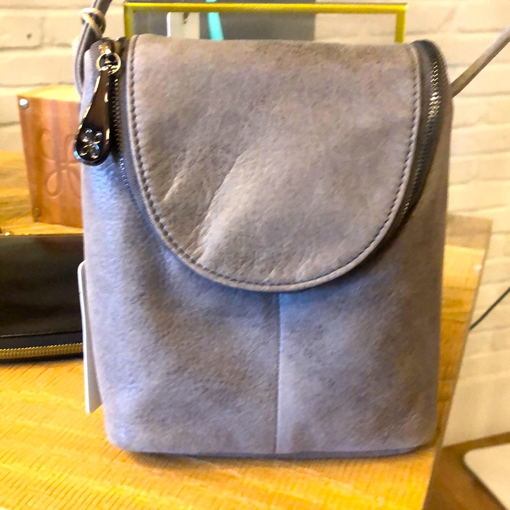Hobo Fern. Metallic leather crossbody in titanium